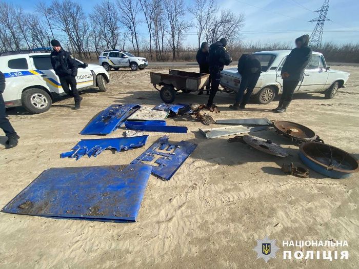 Мародеры в Харьковской области ограбили АЗС и украли дорожный знак