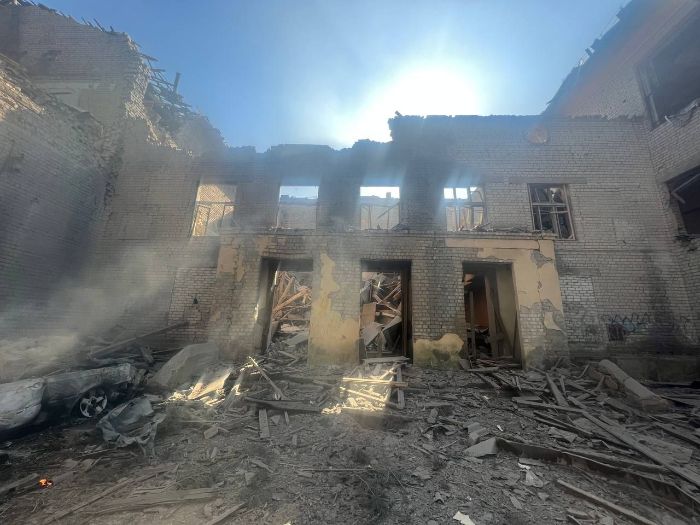 РФ вдарила КАБами по будівлі вишу в передмісті Харкова (фото наслідків)