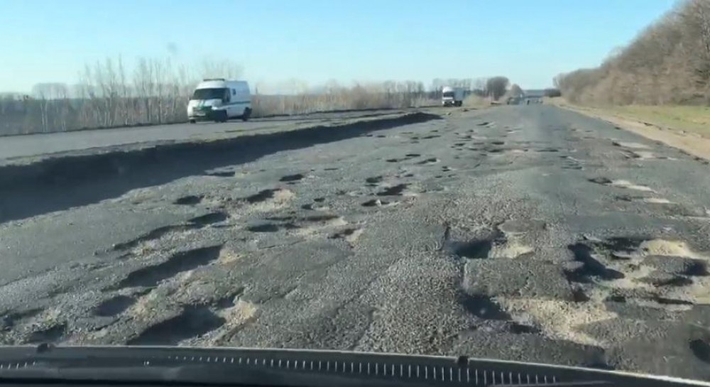 Дороги в Харківській області "розсипаються", деякі можуть стати непроїзними - Служба відновлення