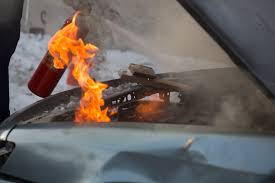 У Харкові посеред дороги загорілася машина (відео)