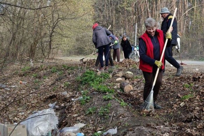 Біля Печенізького водосховища прибрали стихійне звалище (фото)