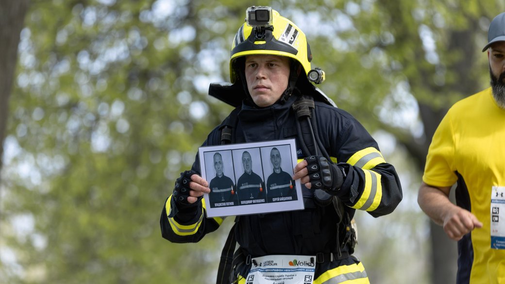 Спасатель из Полтавы пробежал полумарафон, держа в руках фото погибших харьковских коллег
