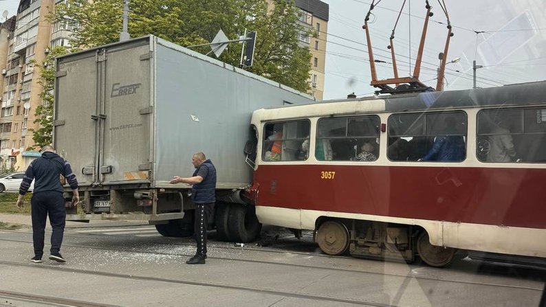 В Харькове столкнулись трамвай и грузовик: есть пострадавшие (фото)