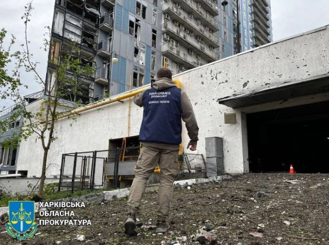 РФ ударила ракетами по жилому комплексу в центре Харькова (фото)