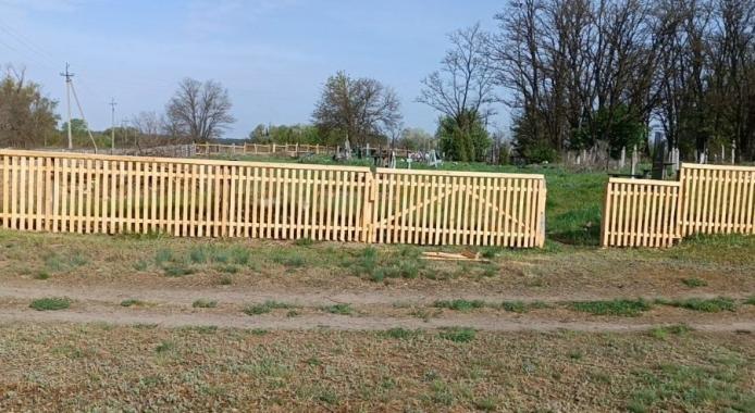 У Харківській області місцевий житель встановив новий паркан на кладовищі
