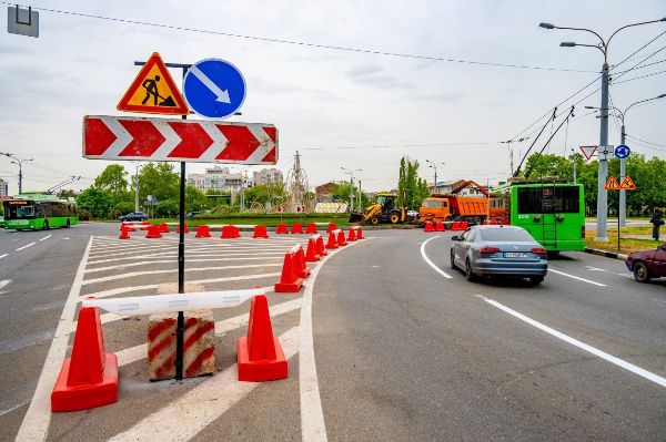 Возле клумбы на Гагарина ограничено движение