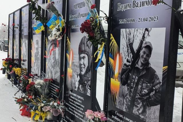 Дети украли цветы с аллеи погибших героев в Харьковской области