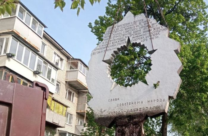 У Харкові прибирають пам'ятники і мурали, пов'язані з РФ (фото)