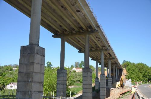 У Харківській області відбудовують міст, який ЗСУ підірвали на початку війни (фото)