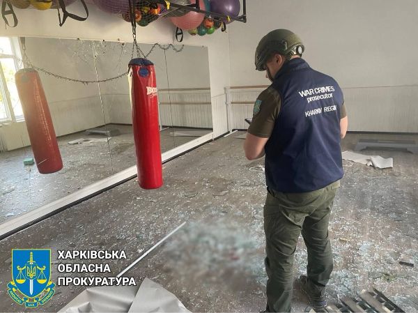 Удар КАБом по Дергачах: бомба впала біля спортзалу з дітьми (відео, фото наслідків)