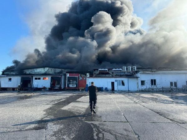 Приліт і пожежа на м'ясокомбінаті в Харкові: відео наслідків