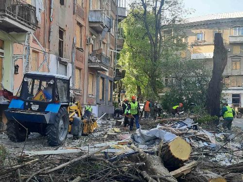 В Харькове убирают последствия прилетов КАБов (фото)