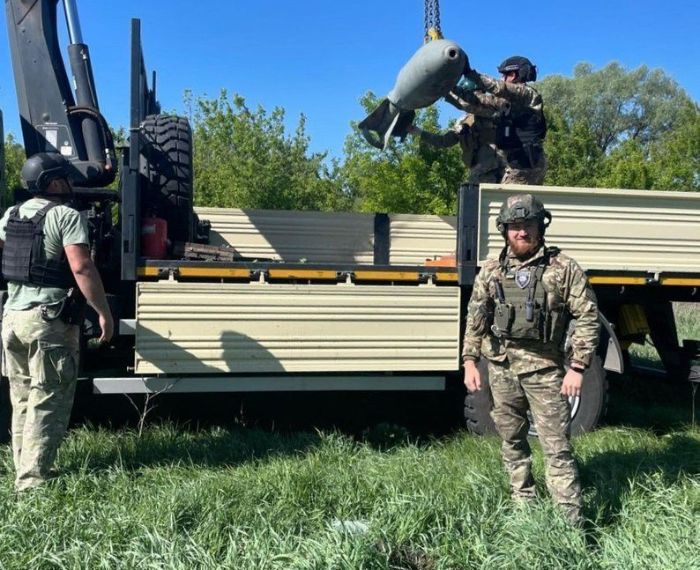 На город в Харьковской области упала 500-килограммовая авиабомба и не разорвалась (видео, фото)