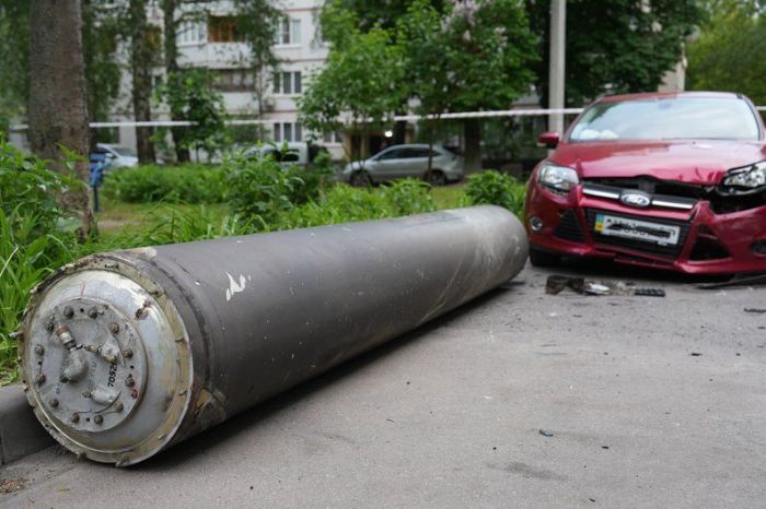 Ракета С-300 упала во двор в Харькове и не разорвалась (фото, видео)