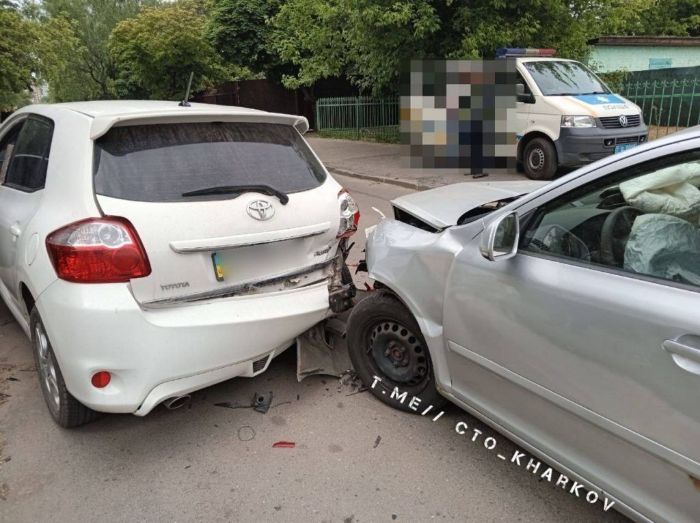 У Харкові - масова ДТП: Skoda влетіла в припарковані машини (фото)