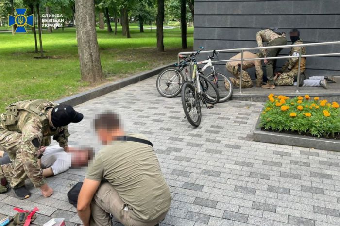 Двое молодых велосипедистов наводили удары на Харьков