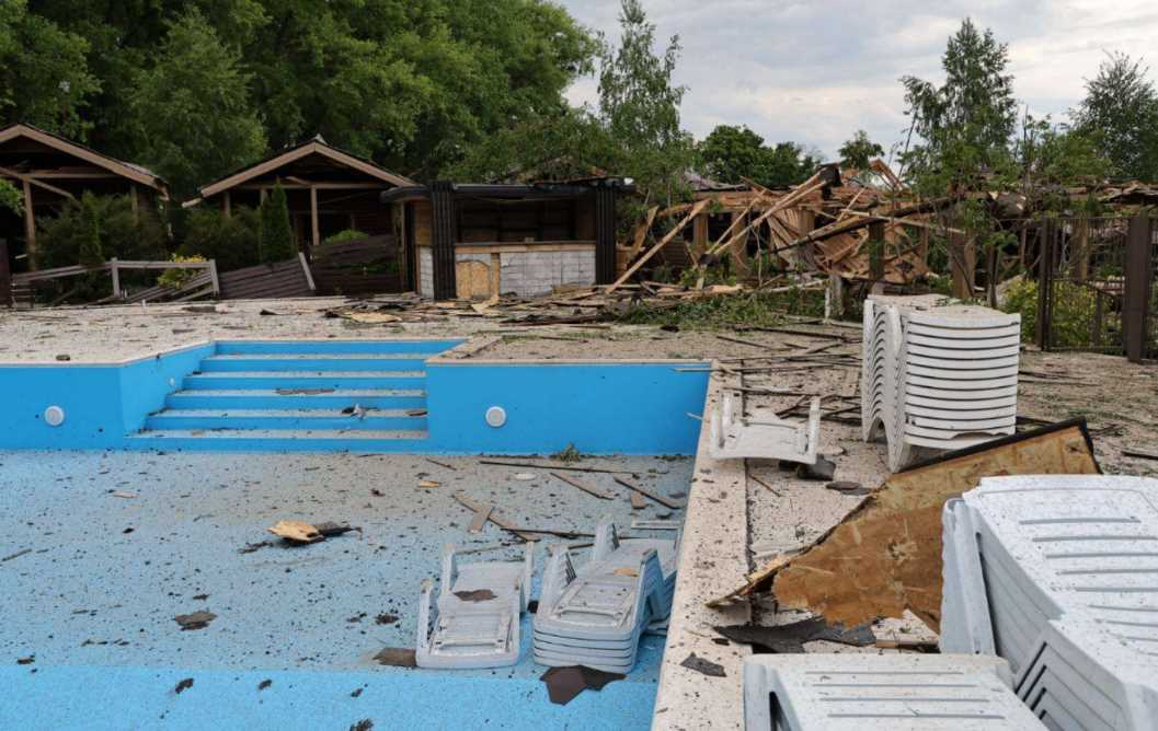 РФ ударила по базе отдыха в пригороде Харькова: погибли 5 человек  (дополнено, фото)