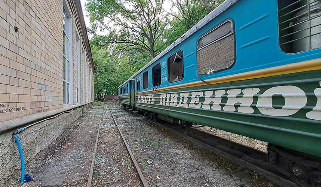 Вибухом авіабомби повибивало вікна на Дитячій залізниці та в кінотеатрі (фото)