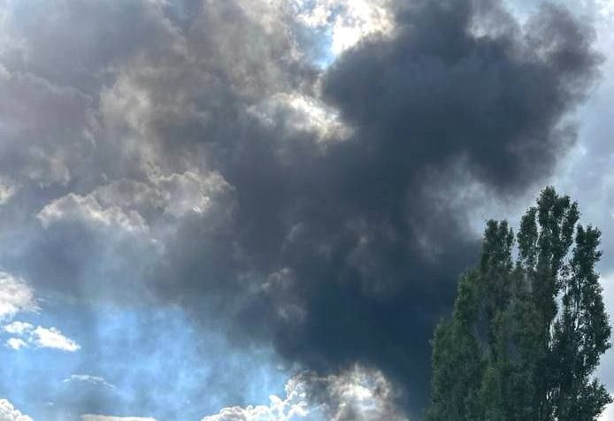 У Харкові - величезна пожежа: стовп диму бачили з різних районів міста (відео, фото)