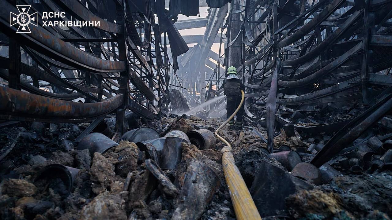 Удар по "Эпицентру": пожар потушили спустя 16 часов. Полицейским придется просеивать пепел, чтобы идентифицировать погибших