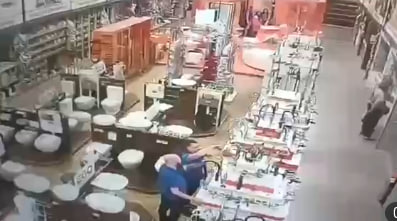Опубліковано відео авіаудару РФ по "Епіцентру" з гіпермаркета