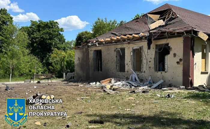 Массированный обстрел из РСЗО и авиации крупного поселка в Харьковской области: повреждены десятки домов (фото)