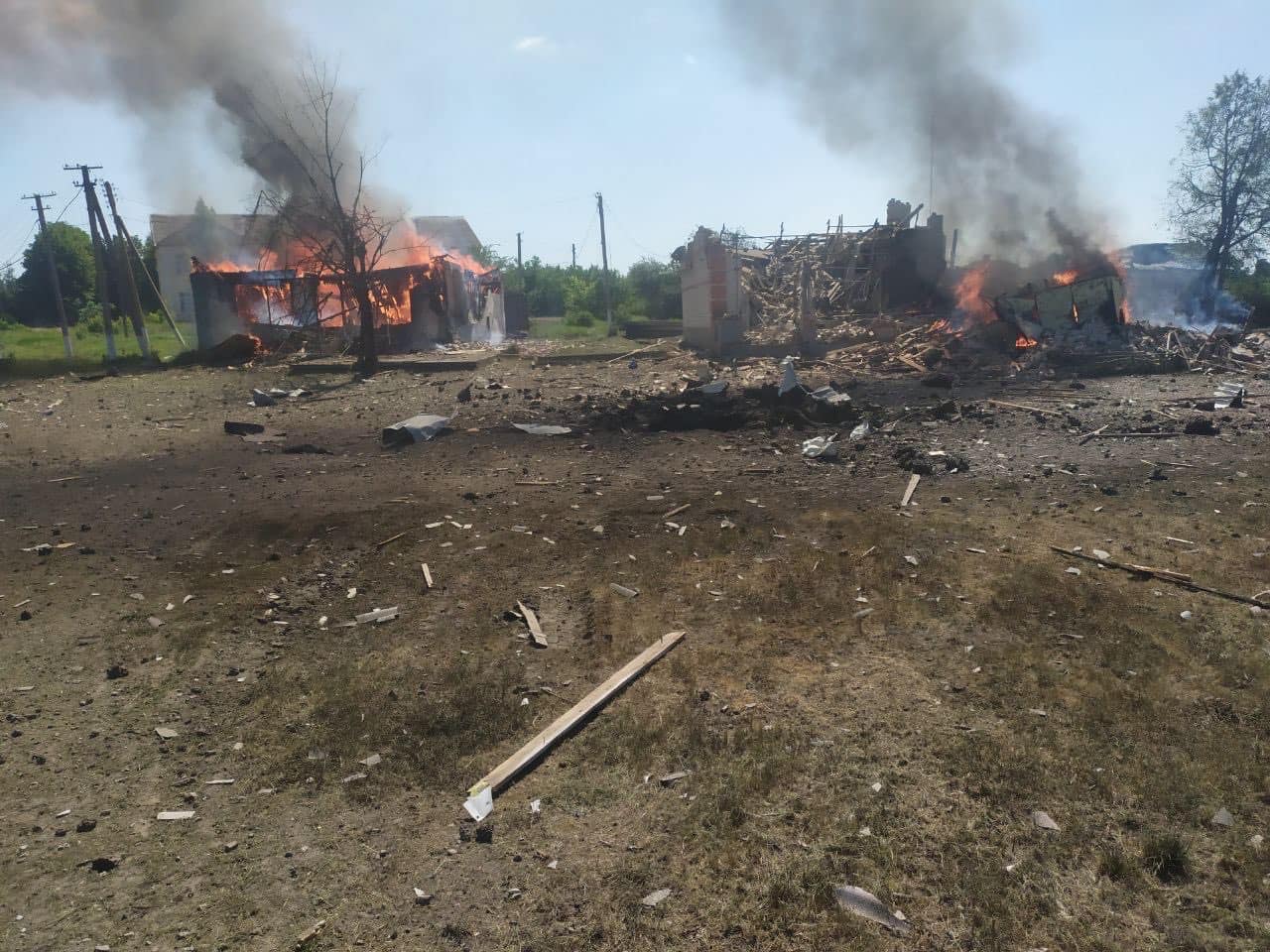 РФ сбросила авиабомбы на село в Харьковской области: пострадал мужчина, который шел с гуманитаркой