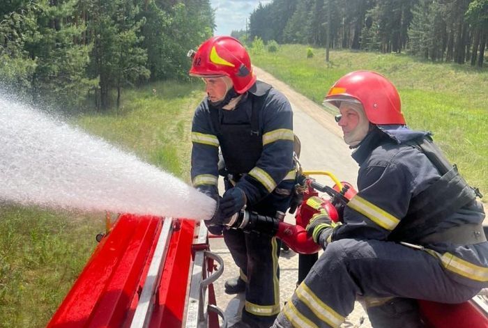 3700 гектаров лесов горят в Харьковской области