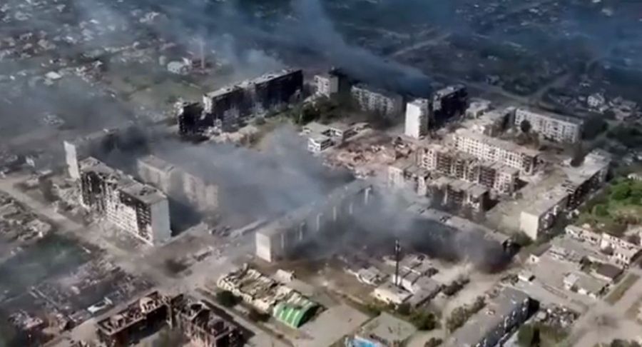 Россияне стирают Волчанск с лица земли: видео с высоты птичьего полета