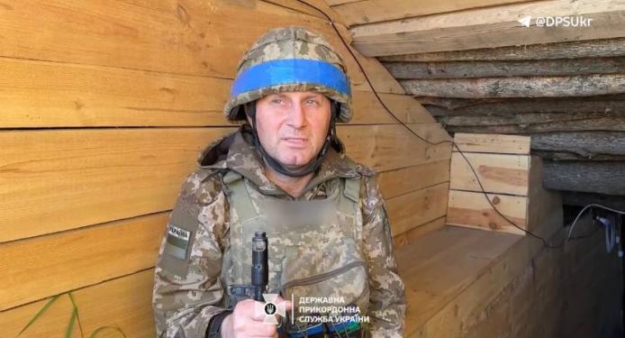 Чтобы заглушить выстрелы вражеских автоматов, "Фарт" поет прямо на позициях  (видео)
