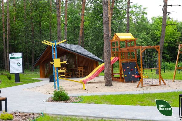 В лесах Харьковской области сделали зоны отдыха с беседками и туалетами (фото)