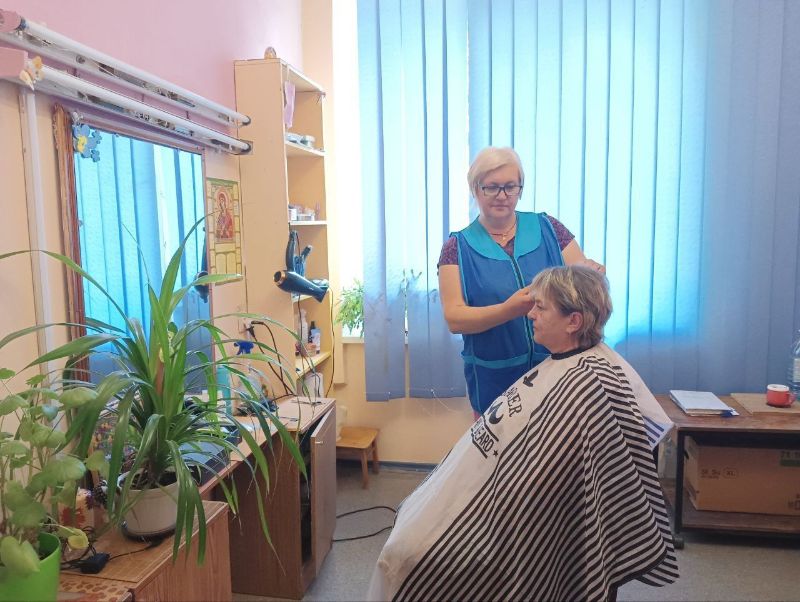 У Харкові переселенці з Липців та Вовчанська можуть безкоштовно зробити стрижку