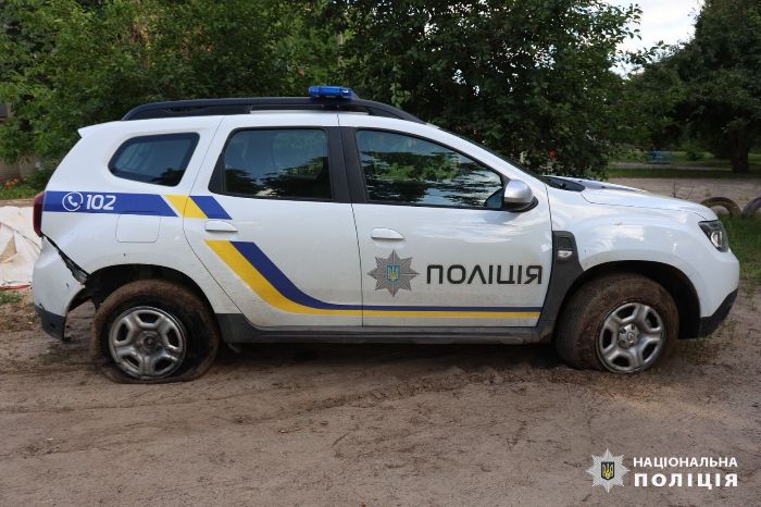 Росіяни дронами вдарили по рейсовому автобусу і поліцейській машині в Харківській області (фото)