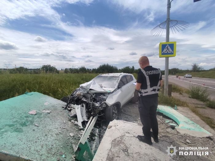 Под Харьковом автомобиль влетел в остановку (фото)