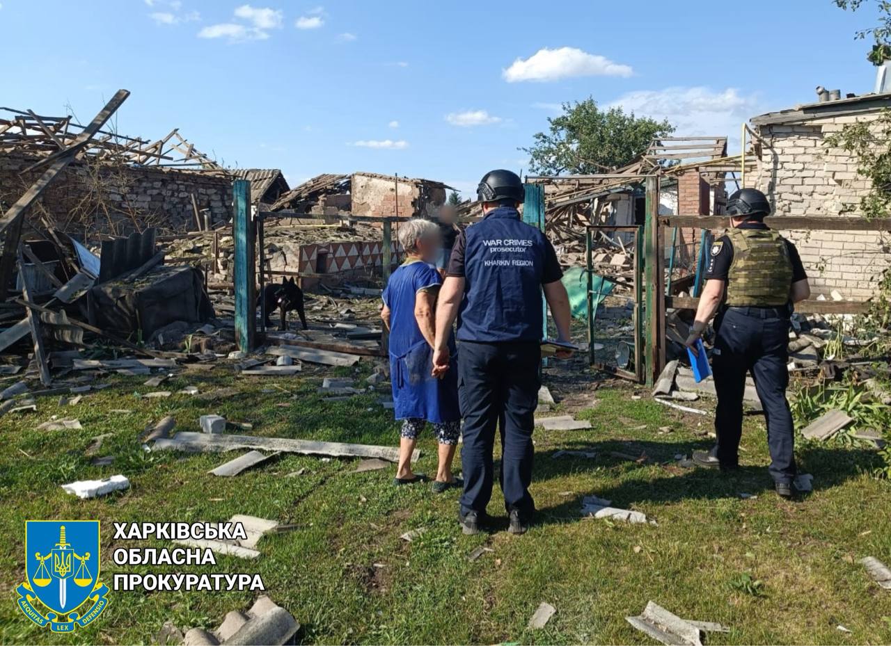 РФ скинула авіабомбу на житловий будинок у Харківській області: під завалами опинилися люди