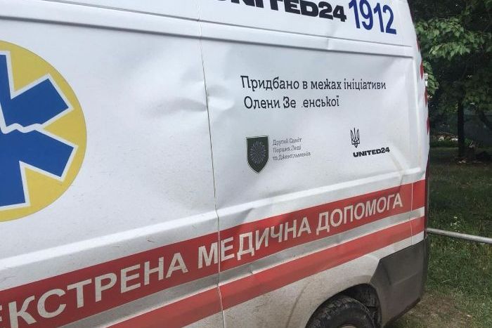 У Харківській області "швидка" потрапила під російський обстріл (фото)