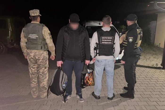 Харків'янина, який заплатив за виїзд за кордон 8 тисяч доларів, кинули на окружній в Ужгороді
