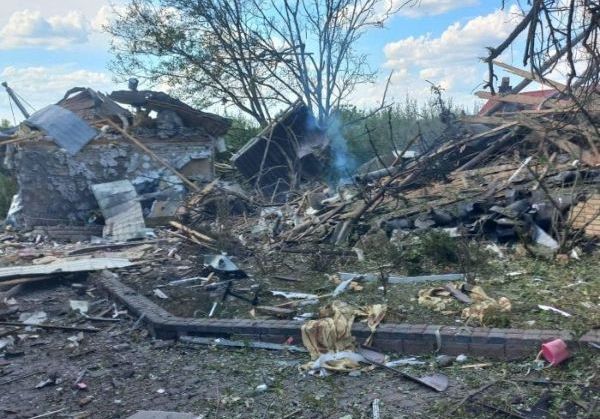 РФ нанесла авиаудар по пригороду Харькова: прямое попадание в дом (фото)