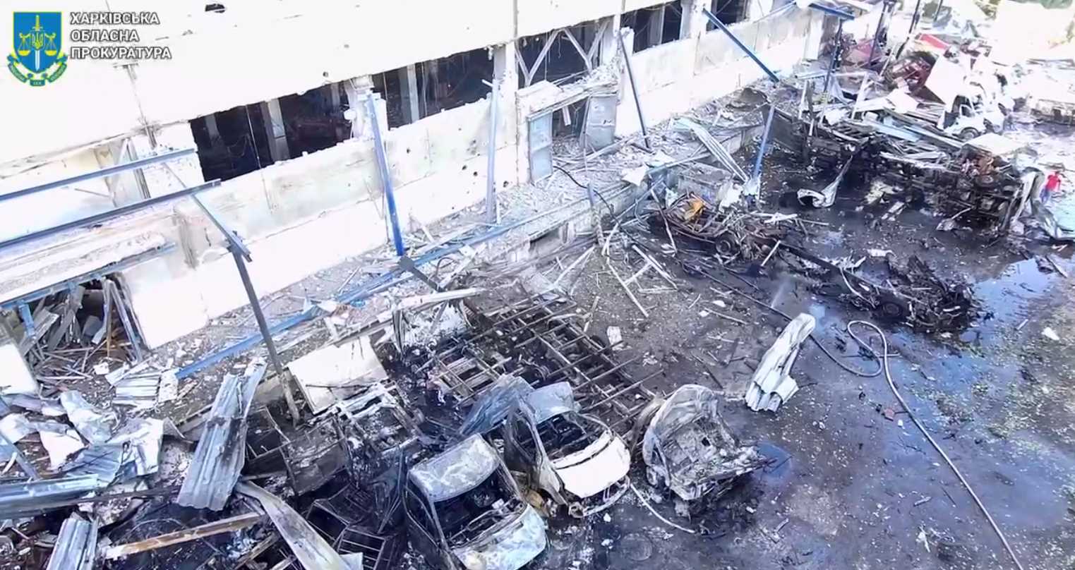 В сети появилось видео с места авиаудара по "Новой Почте" в Слободском районе Харькова