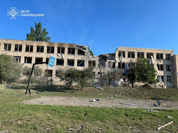 РФ скинула бомбу на школу в Харківській області (фото)