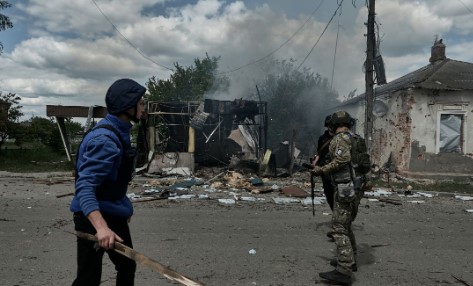 Росіяни дистанційно мінують вулиці Вовчанська