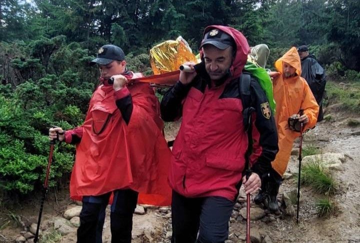 Бійці ДСНС врятували харків'янку, яка спускалася з Говерли (фото)