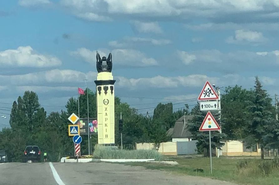 У Харкові демонтували радянські зірки на в'їзді в місто та пам'ятник червоноармійцю (фото)