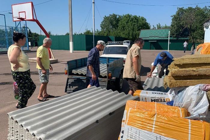 Мешканці пошкоджених обстрілами будинків у Харкові отримали будматеріали (фото)