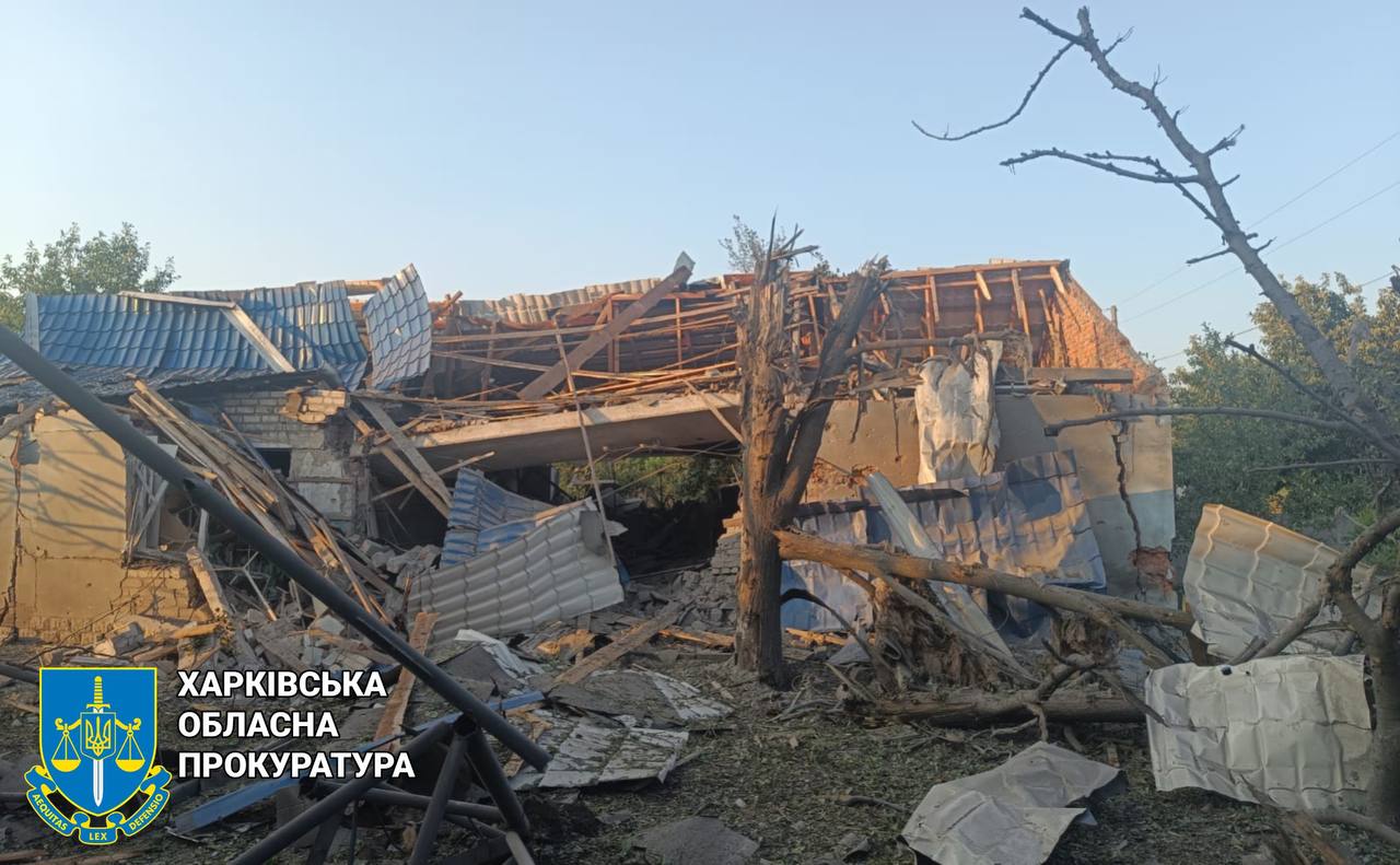 РФ скинула авіабомбу на автомийку і кафе в Харківській області