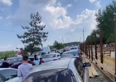 Затор на дорозі до водойми