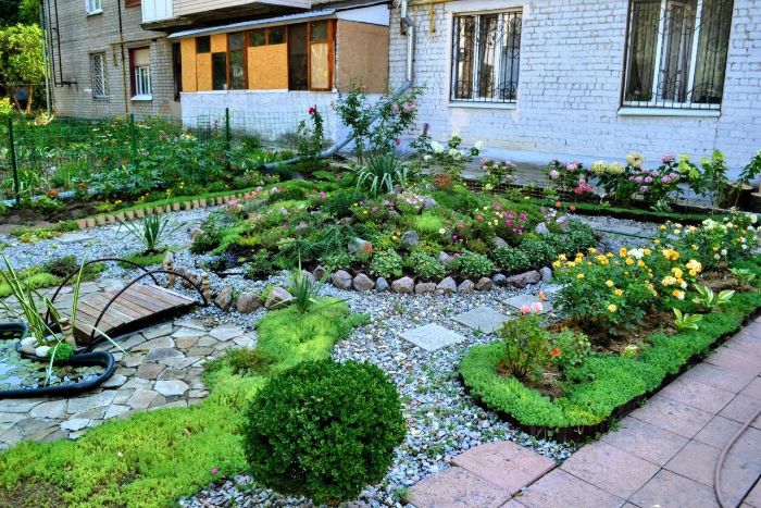 Харків'янка створила біля свого будинку альпійську гірку (фото)