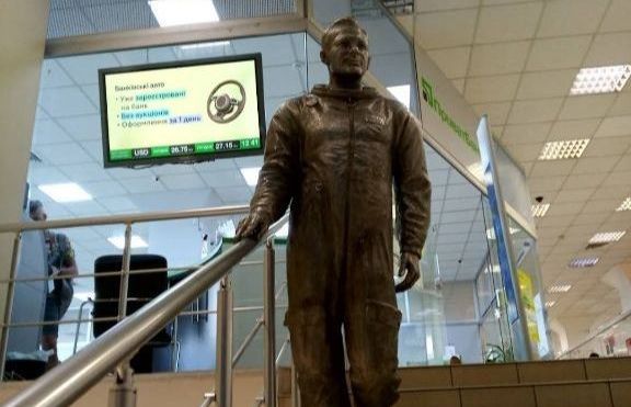 Памятник Гагарину в ТЦ в Харькове