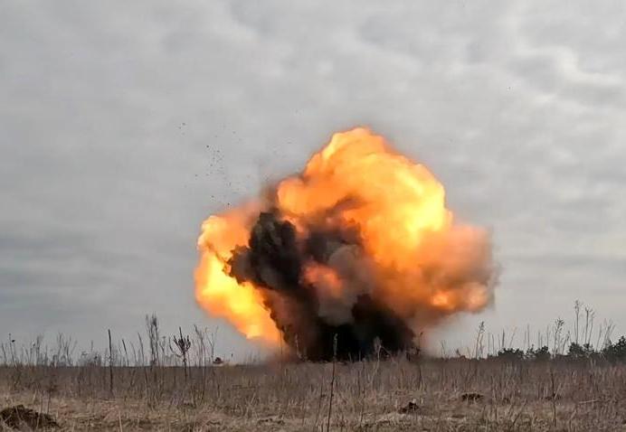 вибух у полі