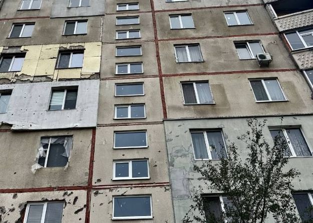 пошкоджений обстрілом будинок